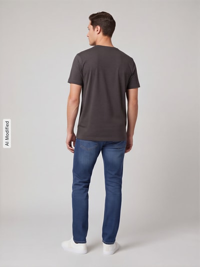 Männermodel trägt T-Shirt mit Rundhalsausschnitt von Christian Berg Men, gerade Passform, kurzärmelig, grauer Farbton, Ganzkörperansicht Rückansicht, KI-modifiziertes Bild.
