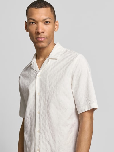 Männermodel trägt Relaxed Fit Freizeithemd mit Strukturmuster Modell 'OSCAR' von Samsøe Samsøe, Reine Baumwolle, Reverskragen, Knopfleiste, Nahaufnahme Oberkörper.
