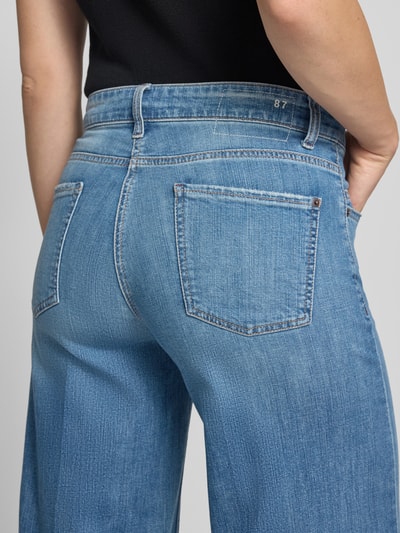 Kobieta nosi Wide & Loose Fit Jeans aus Baumwoll-Mix Modell 'PALAZZO FLARE' od CAMBIO, jasnoniebieski denim, widok z tyłu, Damen Wide & Loose Fit Jeans od CAMBIO, zbliżenie na dolną część pleców.