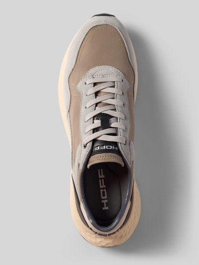 Produktfoto, Sneaker mit Label-Details Modell 'City' von HOFF in Beige und Hellgrau, strukturierte Sohle, abgerundete Form, Draufsicht.