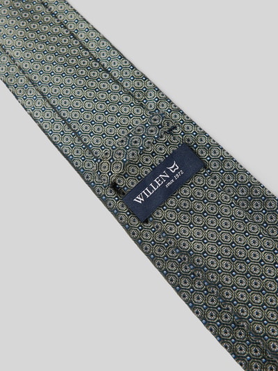 Produktfoto, Krawatte aus reiner Seide mit Label-Detail von Willen, klassisches Muster in Grün und Blau, dezente Textur, Breite 8 cm