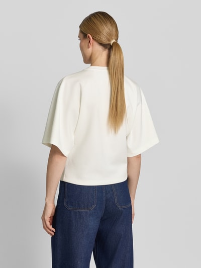 Männermodel trägt Sweatshirt mit 1/2-Arm Modell 'Gikko' von OPUS, prosty krój, bawełniany materiał, kolor kremowy, widok całej sylwetki od tyłu.