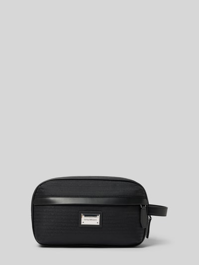 Produktfoto, Kulturbeutel mit Label-Applikation von Emporio Armani in Schwarz mit Logo-Print, Reißverschluss und Innentasche auf grauem Hintergrund.