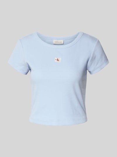 Produktfoto, Cropped T-Shirt mit Label-Detail von Calvin Klein Jeans, damski t-shirt z mieszanki bawełny i elastanu, krój krótki, okrągły dekolt, długość tyłu 43 cm dla rozmiaru S, jasnoniebieski, gładka faktura