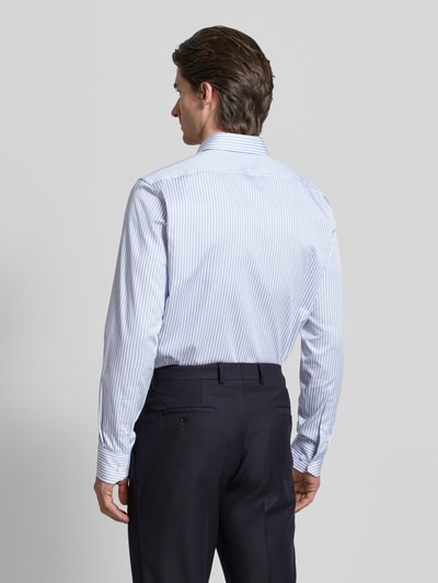 Männermodel trägt Regular Fit Businesshemd aus reiner Baumwolle Modell 'JOE' von BOSS, blau-weiß gestreift, Ganzkörperansicht Rückansicht.