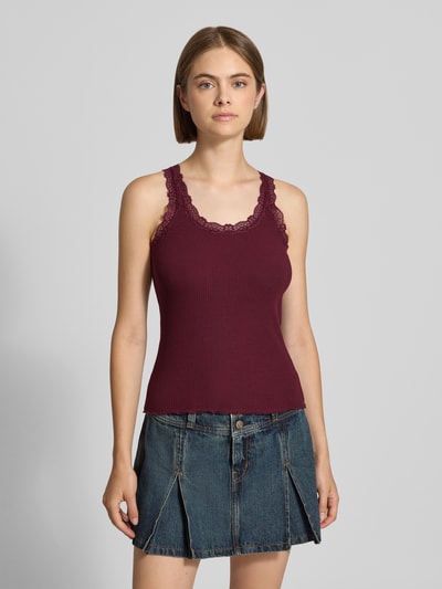 Kobiece model prezentuje top Slim Fit Tanktop aus Baumwoll-Mix model 'SARA SHARAI' od ONLY, bordowy, tekstura prążkowana, widok całej sylwetki z przodu, top damski od ONLY