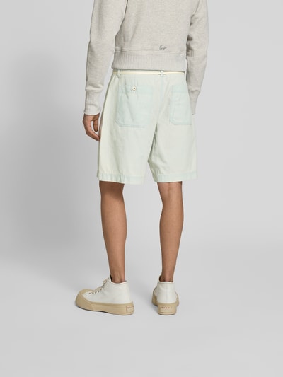 Männermodel trägt Shorts mit aufgesetzten Taschen von Kenzo aus reiner Baumwolle, Relaxed-Fit, blasses Mint, Ganzkörperansicht Rückansicht.