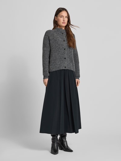 Kobiece model prezentuje Midi-Rock mit Baumwoll-Anteil Modell 'CURVATO' od Weekend Max Mara, czarny, gładka faktura, długość midi, rozkloszowany fason, elastyczny pas, zamek w szwie, pełny widok z przodu.