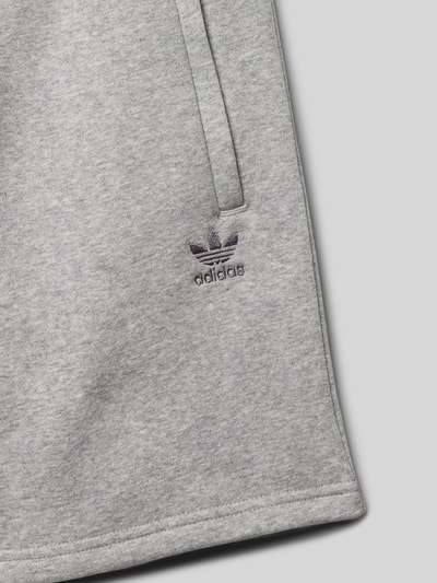 adidas Originals Regular Fit Sweatpants mit Label-Stitching Mittelgrau Melange 2