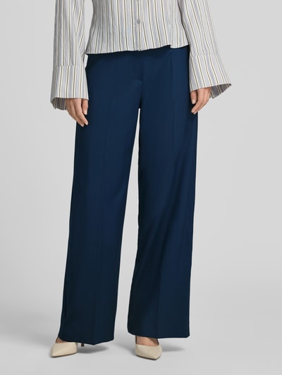 Frauenmodel trägt marineblaue Weite Hose aus reiner Schurwolle Modell 'WKDVISIVO' von Weekend Max Mara, Damen, Nahaufnahme Unterkörper.