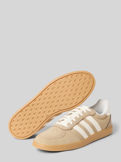 Produktfoto, Sneakersy z naturalnej skóry z zaokrąglonym czubkiem, wiązanie, model 'BREAKNET SLEEK' od adidas Sportswear, gumowa podeszwa, wysokość obcasa 2 cm, wysokość cholewki 7 cm, szerokość cholewki 6 cm, beżowo-białe, gładka tekstura.