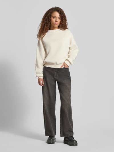 Modelka kobieca nosi Basic Sweater mit Rundhalsausschnitt und Bündchen am Ärmel od Review, oversize, biały, gładka tekstura, całe ciało z przodu