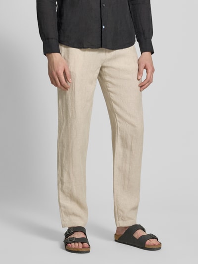 Männermodel trägt Leinenhose mit französischen Eingrifftaschen von g1920 in Beige, Straight Fit, Reines Leinen, Nahaufnahme Unterkörper. Bundweite 44 cm, Innenbeinlänge 79 cm, Knopf-, Haken- und Reißverschluss, Gesäßleistentaschen.