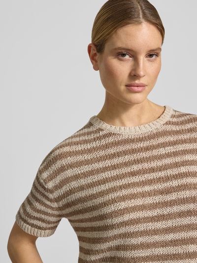 Frauenmodel trägt Loose Fit Pullover aus Baumwoll-Mix von Marc O'Polo, Optik: Allover-Muster, Passform: Loose-Fit, Muster: Gestreift, Rundhals, Kurzarm, Strick, Material: Baumwoll-Mix, Nahaufnahme Oberkörper.