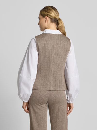 Frauenmodel trägt Weste mit Viskose-Anteil Modell 'Bonnie' von FREE/QUENT, beige, feine Rippenstruktur, Produktdetails sichtbar, Ganzkörperansicht Rückansicht.