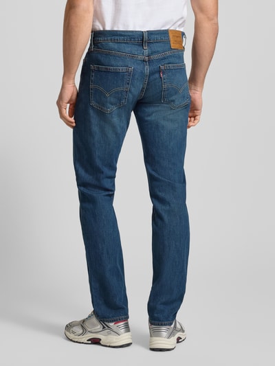 Männermodel trägt Jeans mit 5-Pocket-Design von Levi's®, Herren, Baumwoll-Elasthan-Mix, Slim Fit, Ganzkörperansicht Rückansicht