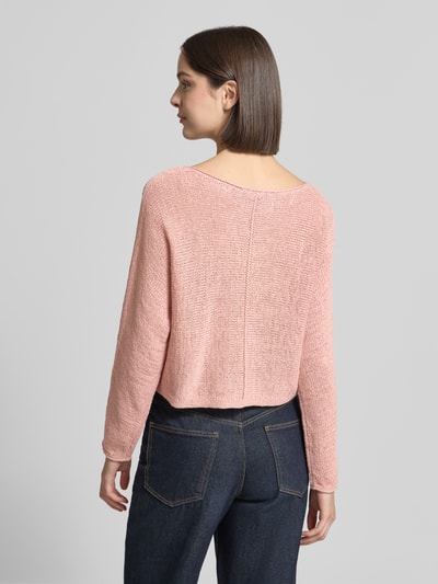 Modelka kobieca nosi Strickpullover mit U-Boot-Ausschnitt od Oui, mieszanka bawełny, krój regular fit, jasnoróżowy, widok całej sylwetki od tyłu.