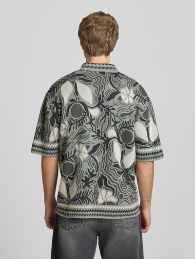 Männermodel trägt Relaxed Fit Freizeithemd aus Baumwoll-Mix Modell 'DUKE' von Only & Sons, Optik: Mehrfarbig, Muster: Floral, Ganzkörperansicht Rückansicht.