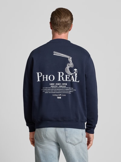 WOODBIRD Sweatshirt mit Label-Print Modell 'Cane Pho Crew' Marine 5
