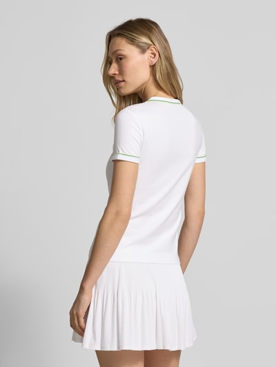 Frauenmodel trägt Slim Fit T-Shirt aus Baumwoll-Mix von Lacoste, unifarben mit Logo-Stitching und Kontrastpaspel, Ganzkörperansicht Rückansicht.