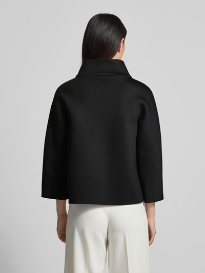 Frauenmodel trägt Blazer aus Viskose-Mix mit Stehkragen von Rinascimento, schwarzer Stoff, gerader Schnitt, Ganzkörperansicht Rückansicht.