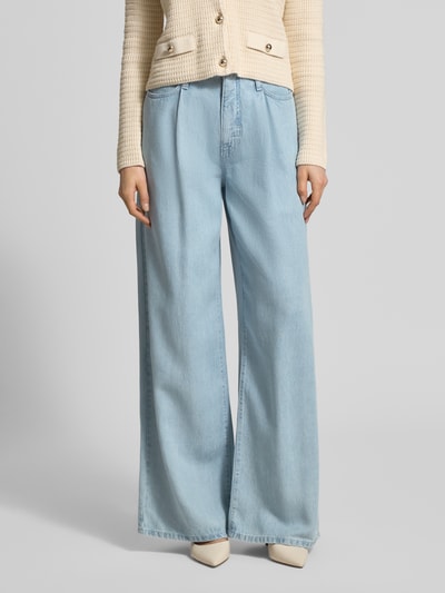 Kobiece modelka nosi jasnoniebieskie spodnie z szerokimi nogawkami Wide Leg Jeans im 5-Pocket-Design model 'Naila' od MAC z czystego lyocellu, fason wide fit, zapięcie na haftkę i zamek błyskawiczny, szerokość w rozmiarze 36/32: 39 cm, długość wewnętrzna nogawki: 8 cm, stylizowana na denim; całkowity widok od przodu.