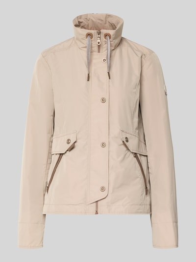 Produktfoto, beige Regular Fit Jacke mit Logo-Patch von Gil Bret, sichtbarer Reißverschluss, Stehkragen, zwei Eingrifftaschen, glatte Textur