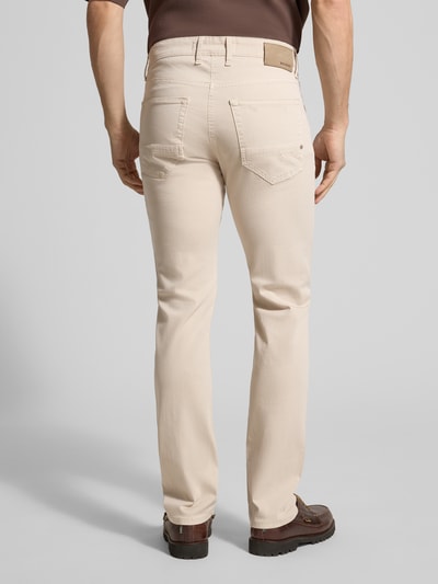 Männermodel trägt Hose mit Eingrifftaschen Modell 'Arne Pipe' von MAC in Beige, Slim Fit Baumwoll-Mix, Ganzkörperansicht Rückansicht.