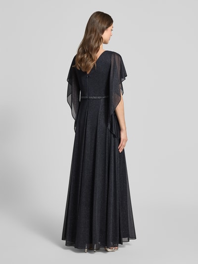 Frauenmodel trägt Maxikleid mit V-Ausschnitt und Ziersteinbesatz von Vera Mont in Glitzer-Optik, taillierte Passform, Volantärmel, Falten-Optik, Rückenlänge bei Größe 38: 133 cm, Brustweite 42 cm, Ärmellänge 24 cm, Ganzkörperansicht Rückansicht.