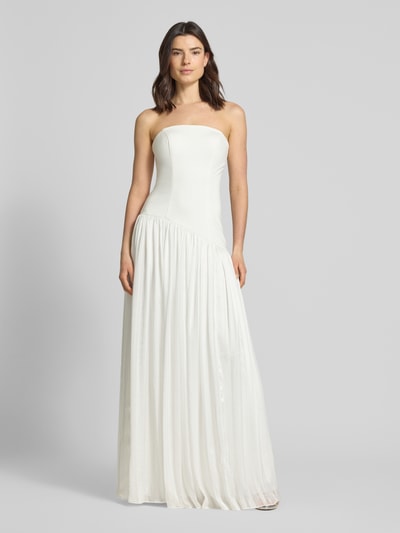 Frauenmodel trägt Slim Fit Brautkleid in Falten-Optik von Unique, weiß, leichte A-Linie, schulterfrei, blickdichter Unterrock, Ganzkörperansicht von vorne.