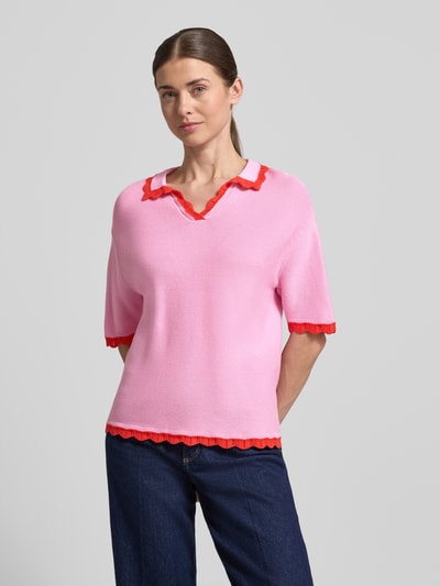 Kobiece modelka nosi Strickshirt mit Polokragen und V-Ausschnitt od Christian Berg Woman z czystej bawełny, krój regular fit, paski w kontrastowym kolorze, falisty brzeg, długość tyłu w rozmiarze S: 57 cm, długość rękawów w rozmiarze S: 25 cm, jasnoróżowy róż z czerwonymi detalami, widok na cały przód.