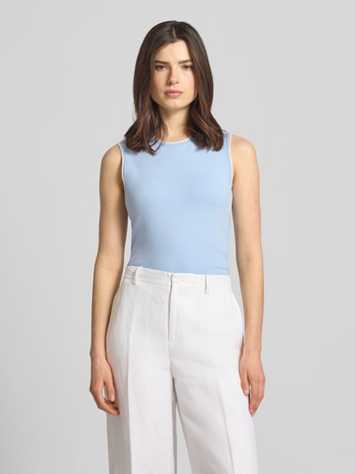 Frauenmodel trägt Strickshirt aus Viskose-Mix im ärmellosen Design von Marc Cain, hellblau, figurbetont, Ganzkörperansicht von vorne.