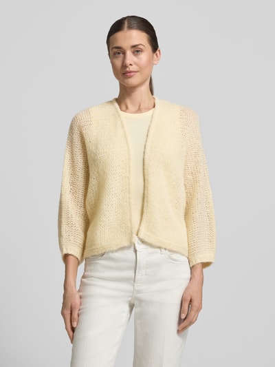 Frauenmodel trägt Relaxed Fit Cardigan mit Baby-Alpaka-Anteil Modell 'Tulea' von Someday im Material-Mix und Strick-Optik, Rückenlänge 51 cm, Ärmellänge 49 cm, Ganzkörperansicht von vorne.