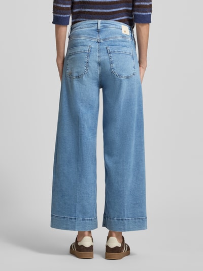 Kobieta modelka nosi jeansy ze skróconą nogawką Jeans in 6/8-Länge Modell 'MIRU' od Raffaello Rossi, nakładane kieszenie, szerokość w rozmiarze 36: 41 cm, długość wewnętrzna nogawki 71 cm, widok całej sylwetki z tyłu