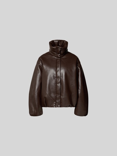 Produktfoto, Oversized Jacke mit Leder-Anteil von Anine Bing im Material-Mix mit gefüttertem Stehkragen und durchgehendem Verschluss, satte braune Farbe, glatte Leder-Textur, locker geschnitten mit überschnittenen Schultern, Rückenlänge 61 cm, Brustweite 64 cm, Ärmellänge 56 cm.
