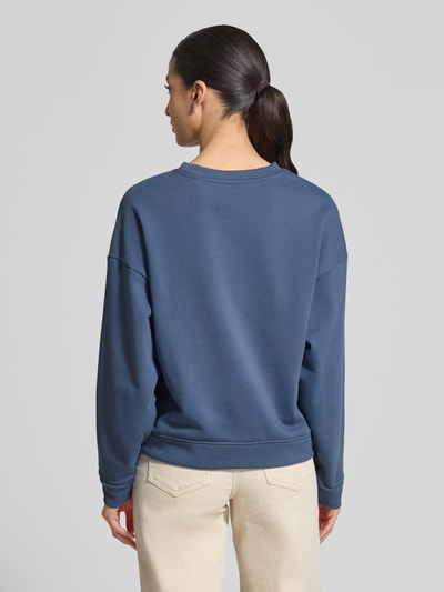 Vrouwenmodel draagt Sweatshirt mit überschnittenen Schultern van MSCH Copenhagen, katoenmengsel, rechte fit, model 'Mela Briena', ronde hals, blauwe tinten, textuur glad, rugaanzicht hele lichaam.