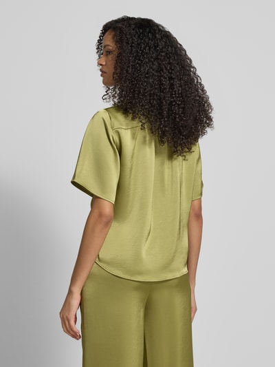 Frauenmodel trägt Regular Fit Bluse mit Raffungen Modell 'Casadia' von Neo Noir in Satin-Optik, kurzärmelig, grün, Ganzkörperansicht Rückansicht.