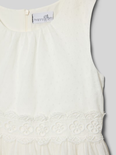 Mädchen trägt Kleid mit Rundhalsausschnitt und Taillenband von Happy Girls, Tüll, A-Linie, Rückenreißverschluss, Nahaufnahme Oberkörper.