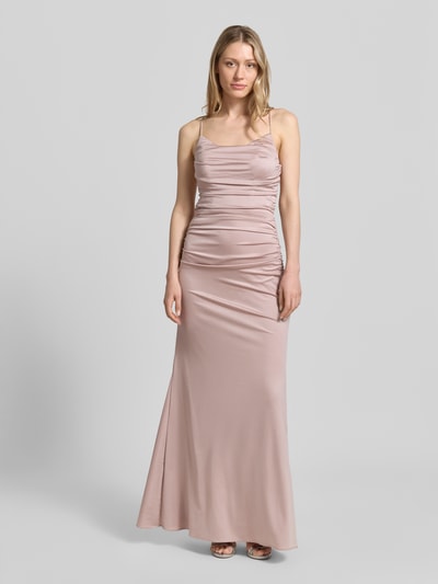 Frauenmodel trägt Slim Fit Abendkleid aus Satin von Laona in zartem Rosaton, mit Rückenausschnitt, Schnürverschluss, Ärmelloses-Design, fließender Stoff, Ganzkörperansicht von vorne, Rückenlänge bei Größe 36: 111 cm, Brustweite bei Größe 36: 31 cm.