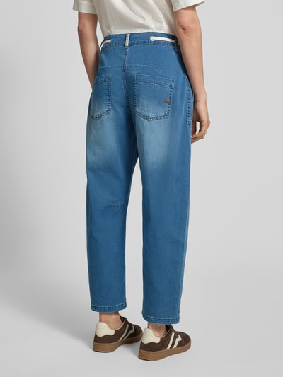 Frauenmodel trägt Barrel Fit Jeans mit Schnürung von Buena Vista, blauer Baumwoll-Mix mit Stretch, aufgesetzte Taschen, Ganzkörperansicht Rückansicht.