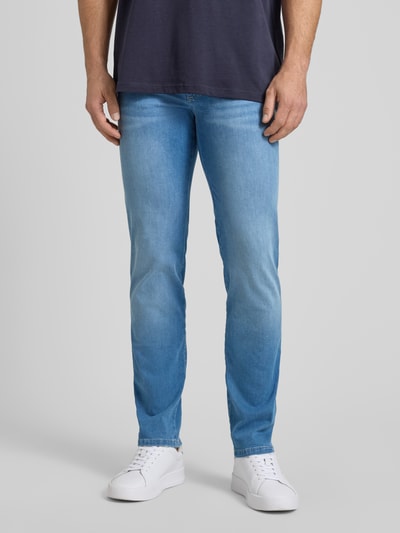 Männermodel trägt Regular Fit Jeans mit Eingrifftaschen von bugatti, hellblaue Farbe, Baumwoll-Mix mit Stretch-Anteil, Ganzkörperansicht von vorne.