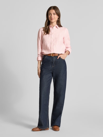 Frauenmodel trägt Regular Fit Leinenbluse mit Hemdblusenkragen und Label-Stitching von Gant in Hellrosa mit feinen Streifen, reine Leinen, Damen, Rückenlänge 66 cm, Ärmellänge 61 cm, Ganzkörperansicht von vorne.