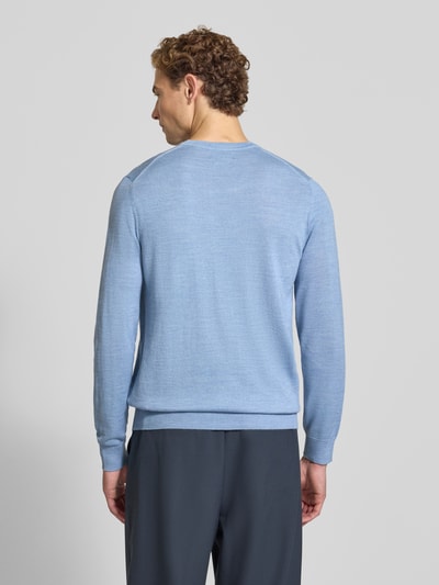 Männermodel trägt Strickpullover aus Woll-Mix mit V-Ausschnitt von Christian Berg Men, blau, Regular Fit, Ganzkörperansicht Rückansicht.
