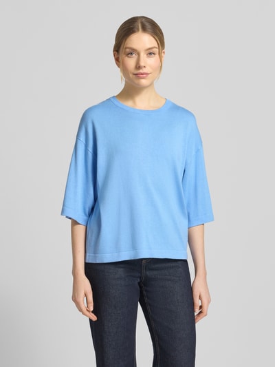 Frauenmodel trägt Strickshirt aus Viskose-Mix Modell 'Conny' von FREE/QUENT in Hellblau, Relaxed-Fit, Rundhalsausschnitt, Ganzkörperansicht von vorne. Rückenlänge bei Größe S: 58 cm, Ärmellänge bei Größe S: 28 cm.