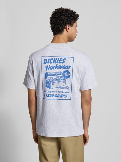 Männermodel trägt Regular Fit T-Shirt mit Motiv-Print Modell 'DRY RIDGE' von Dickies, Reine Baumwolle, Rundhalsausschnitt, Rückenlänge 66 cm, Ganzkörperansicht Rückansicht