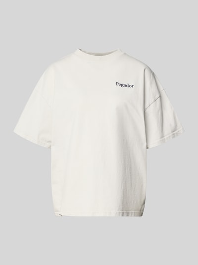 Produktfoto, oversize damski t-shirt z bawełny w kolorze białym, wyhaftowane logo, model 'MARIALVA' od Pegador, okrągły dekolt, długość tyłu w rozmiarze S: 61 cm