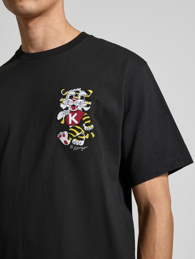 Männermodel trägt Regular Fit T-Shirt aus reiner Baumwolle von Kenzo in Schwarz mit Label-Stitching und Rundhalsausschnitt, Nahaufnahme Oberkörper. Herren T-Shirt, Regular-Fit, Kurzärmelig, Rückenlänge bei Größe M: 71 cm.