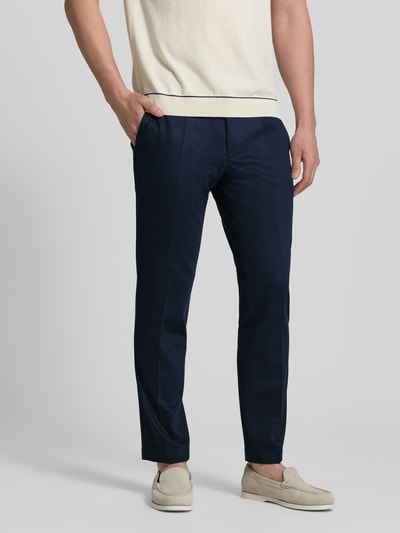 Mannenmodel draagt Slim Fit Jersey Stoffhose aus Viskose-Mix van Roy Robson in donkerblauw met persvouwen en achterzakken, detailopname been, elastische viscosemix, smal model, knoop- en ritssluiting.