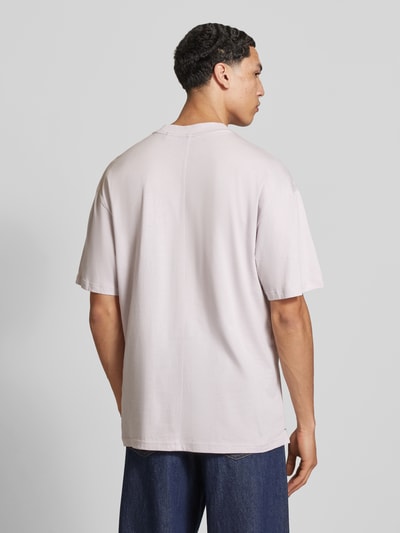 Męski model nosi Oversized T-Shirt aus reiner Baumwolle Modell 'Nohatio' von HUGO, efekt: jednolity kolor, krój oversized, aplikacja z metką, okrągły dekolt, krótki rękaw, prosty dół z rozcięciami bocznymi, wykończenie materiału: dżersej, materiał: czysta bawełna; Ganzkörperansicht Rückansicht