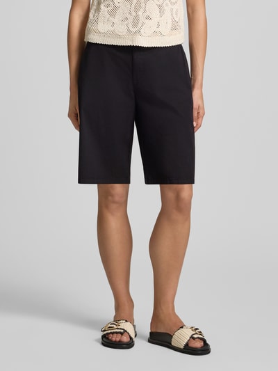 Frauenmodel trägt Bermudas mit Gürtel Modell 'ROVENA' von Soyaconcept aus Baumwoll-Elasthan-Mix, Regular-Fit, schwarze Farbe, Ganzkörperansicht von vorne.